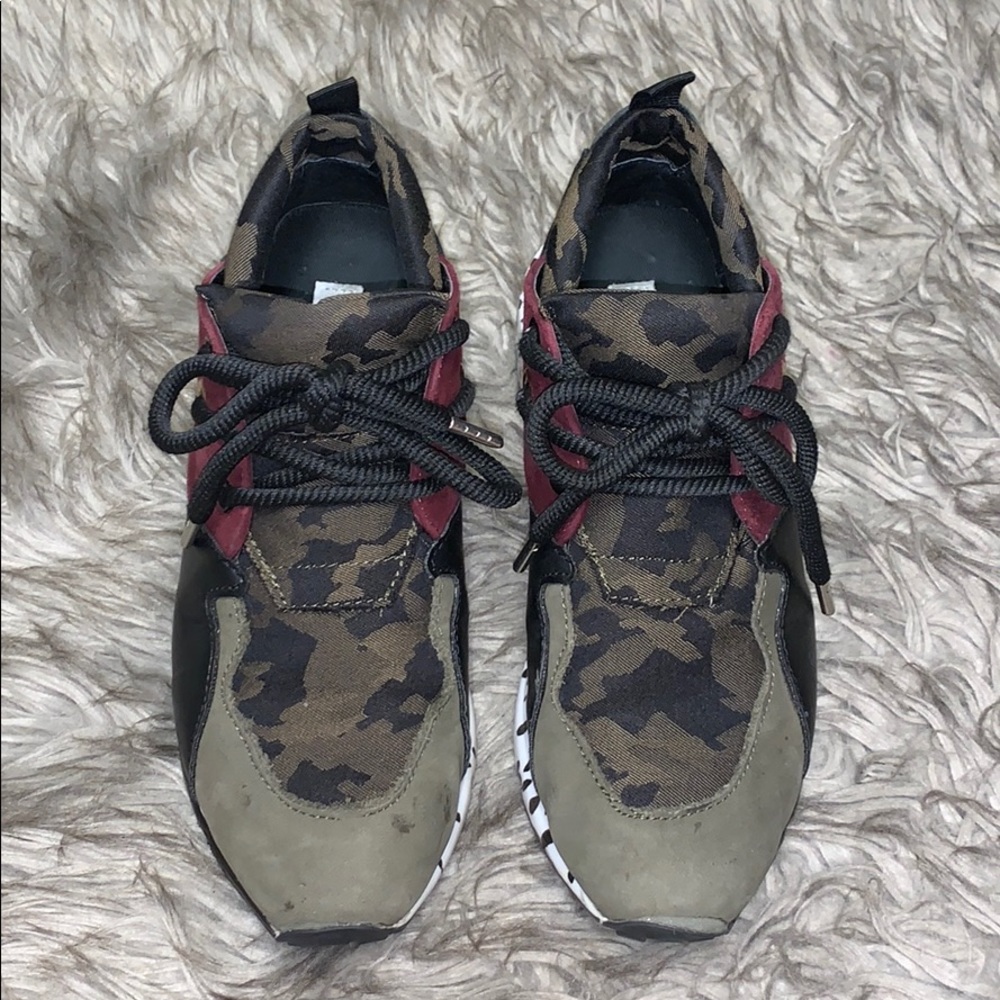 Steve Madden women’s Cliff Sneaker